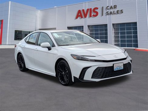 Used 2025 Toyota Camry SE image 3