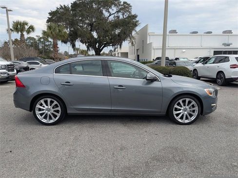 Used 2017 Volvo S60 T5 Inscription Platinum image 3