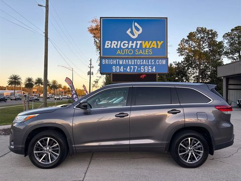 Used 2018 Toyota Highlander XLE image 2