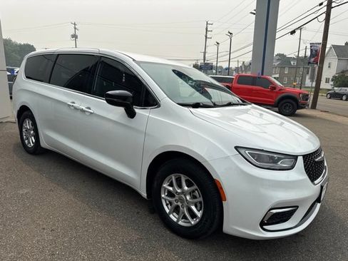 Used 2025 Chrysler Pacifica Select FWD image 4