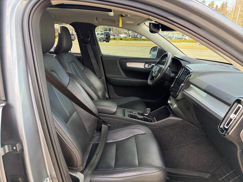 Used 2019 Volvo XC40 T5 Momentum image 17