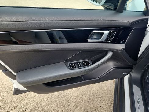 Used 2019 Porsche Panamera 4 image 12