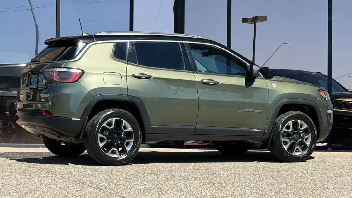 Used 2017 Jeep Compass Trailhawk AWD/4WD image 13
