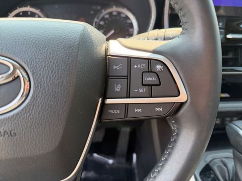 Used 2023 Toyota Highlander XLE AWD/4WD image 16