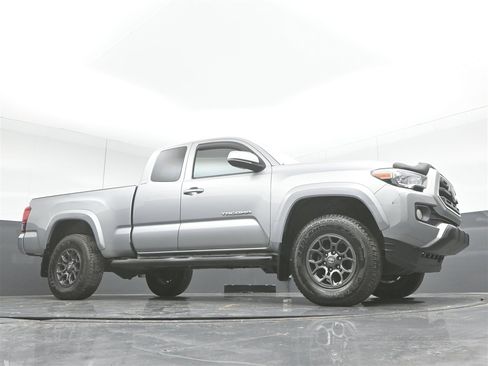 Used 2018 Toyota Tacoma SR5 image 31