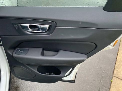 Used 2022 Volvo XC60 B5 Momentum image 35