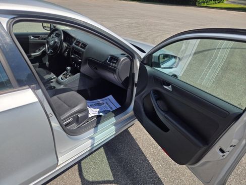 Used 2012 Volkswagen Jetta SE FWD image 23