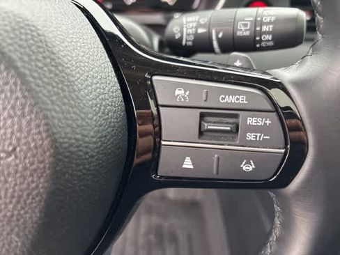 Used 2025 Honda Pilot Touring image 13