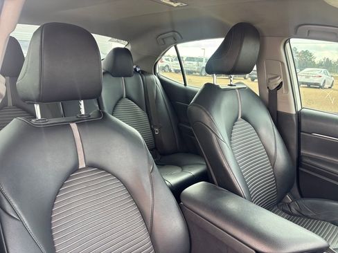 Used 2020 Toyota Camry SE image 14