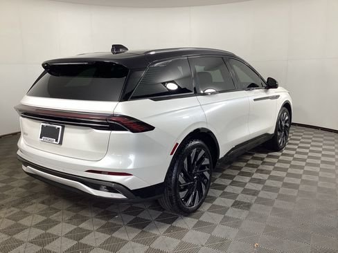 Used 2025 Lincoln Nautilus Reserve AWD/4WD image 2