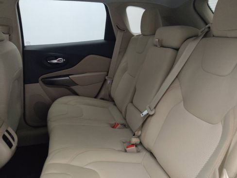Used 2020 Jeep Cherokee Latitude FWD image 18
