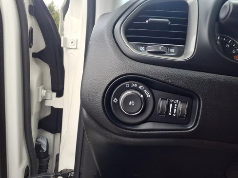 Used 2022 Jeep Renegade Latitude AWD/4WD image 30