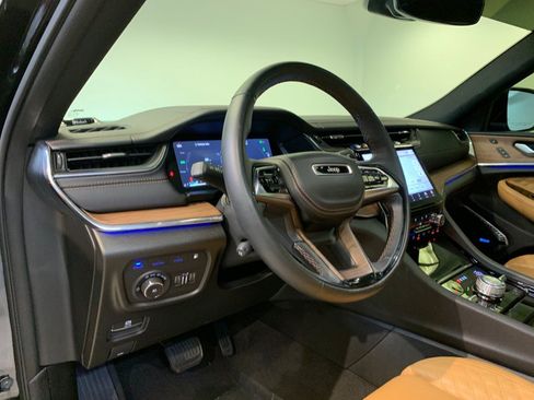 Used 2023 Jeep Grand Cherokee Summit AWD/4WD image 19