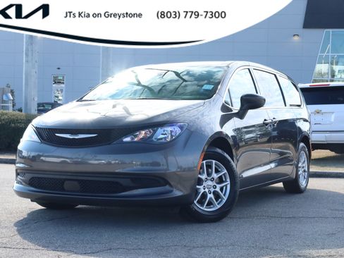 Used 2023 Chrysler Voyager LX image 1