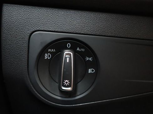 Used 2018 Volkswagen Tiguan SEL AWD/4WD image 36