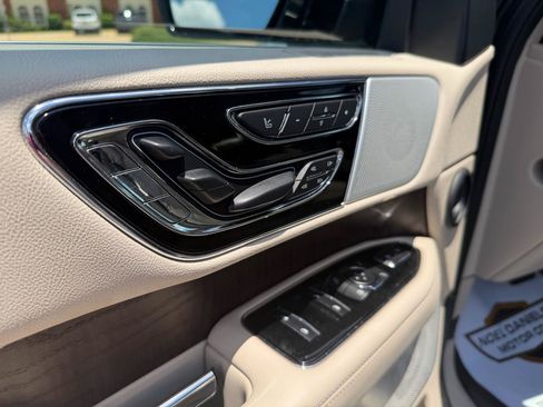 Used 2021 Lincoln Navigator Reserve w/ Luxury Package AWD/4WD image 17