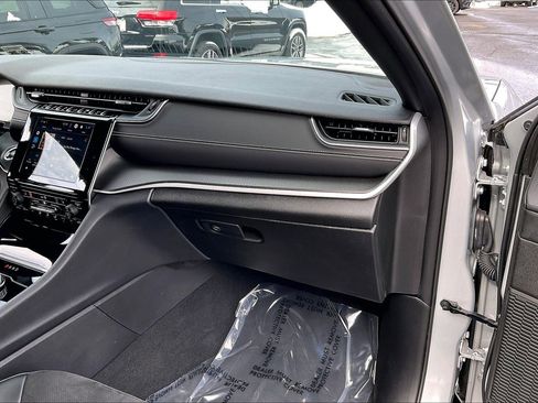 Used 2023 Jeep Grand Cherokee Altitude image 16