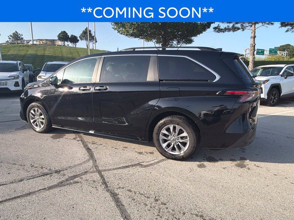 Used 2025 Toyota Sienna XLE FWD image 10