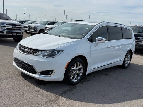 Used 2018 Chrysler Pacifica Limited FWD image 22
