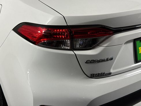 Used 2022 Toyota Corolla LE FWD image 35