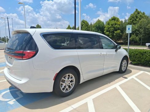 Used 2024 Chrysler Pacifica Touring-L FWD image 15