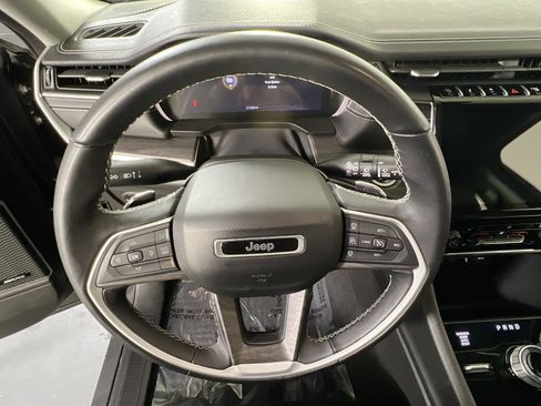 Used 2022 Jeep Grand Cherokee Limited image 11