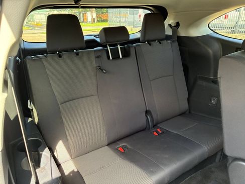 Used 2025 Toyota Highlander LE FWD image 25