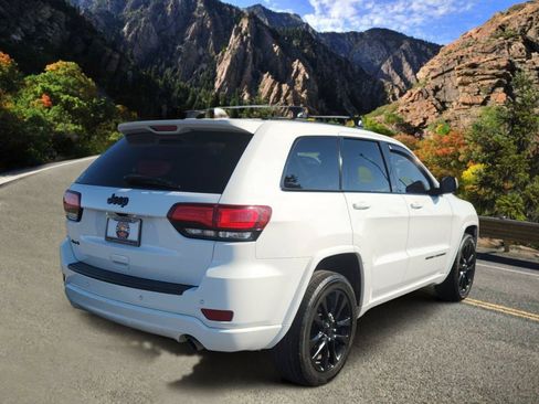 Used 2019 Jeep Grand Cherokee Altitude AWD/4WD image 3