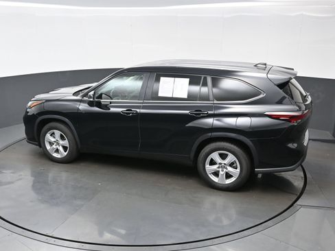 Used 2024 Toyota Highlander LE FWD image 37
