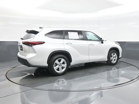 Used 2023 Toyota Highlander L FWD image 7