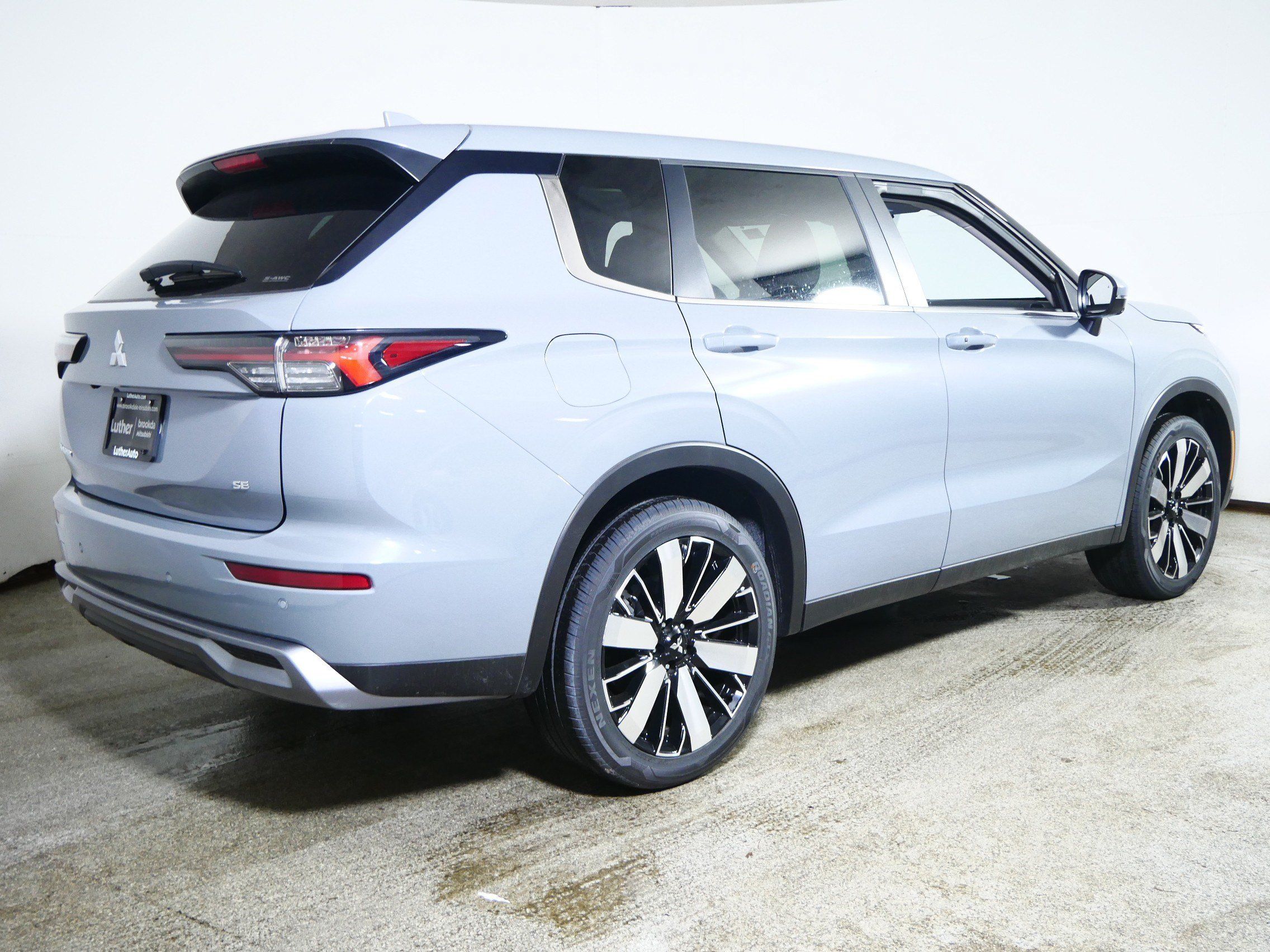 New 2026 Mitsubishi Outlander SE AWD/4WD image 2