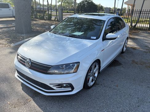 Used 2017 Volkswagen Jetta GLI image 4