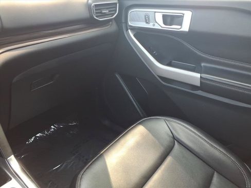 Used 2021 Ford Explorer Limited w/ Equipment Group 301A AWD/4WD image 22