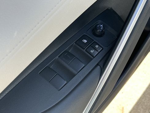 Used 2023 Toyota Corolla Cross L FWD image 14