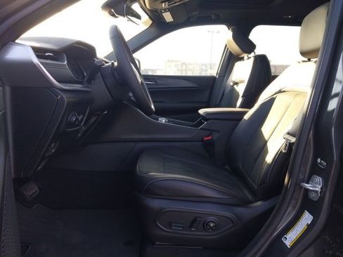 New 2025 Jeep Grand Cherokee Laredo image 2