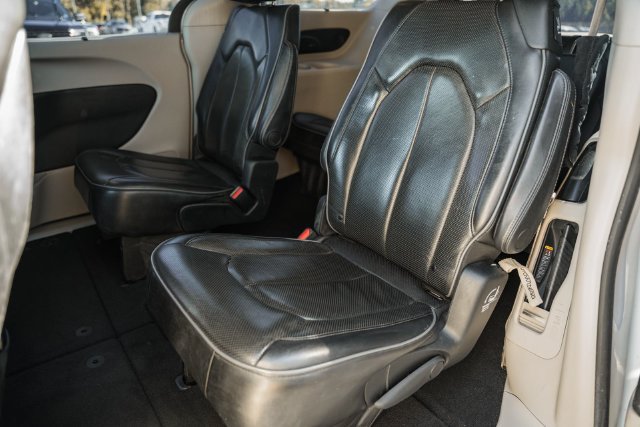 Used 2019 Chrysler Pacifica Limited FWD image 42