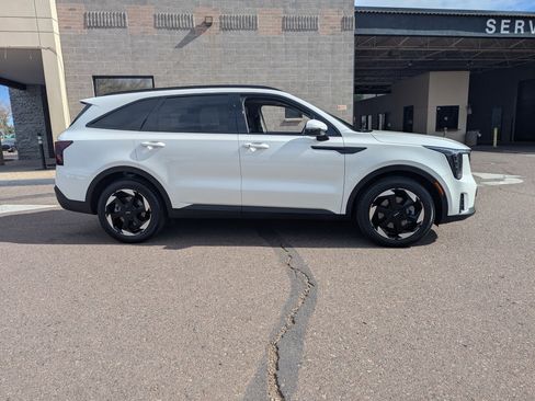 Certified 2025 Kia Sorento EX w/ EX Panoramic Sunroof Package image 2