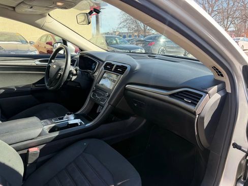 Used 2017 Ford Fusion SE w/ Fusion SE Technology Package image 19