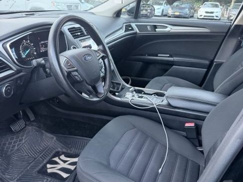 Used 2017 Ford Fusion SE w/ Fusion SE Technology Package FWD image 5