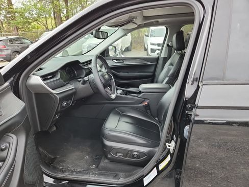 Used 2023 Jeep Grand Cherokee Limited image 15