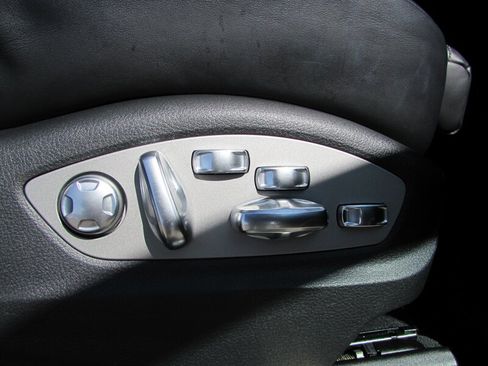 Used 2013 Porsche Cayenne Turbo AWD/4WD image 32