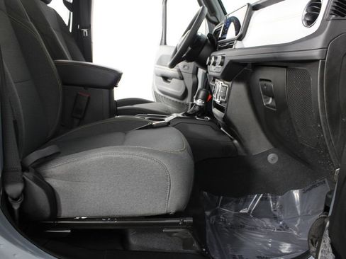 Used 2025 Jeep Wrangler Unlimited Sahara w/ Safety Group AWD/4WD image 19