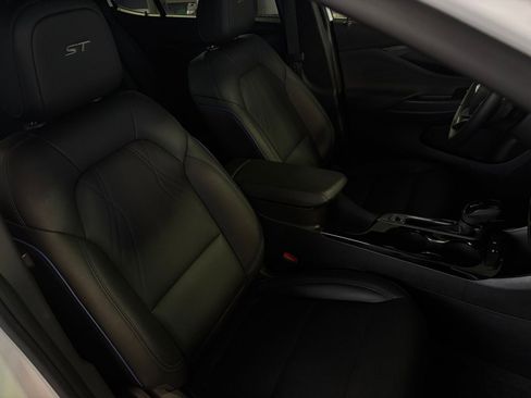 Used 2025 Buick Envista Sport Touring image 37