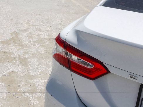 Used 2018 Toyota Camry LE FWD image 7