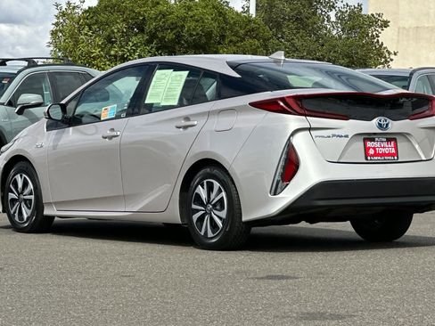 Used 2017 Toyota Prius Prime Premium image 7