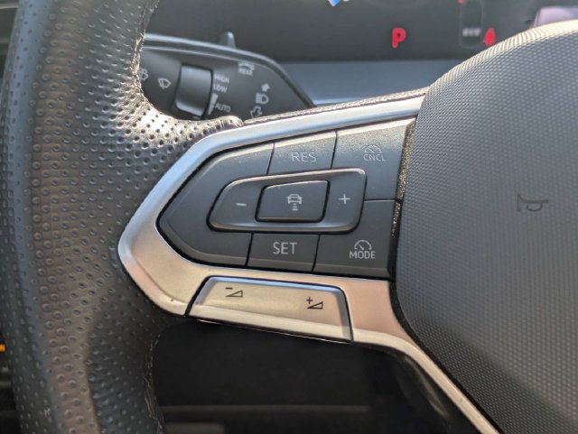 Used 2025 Volkswagen Tiguan SE R-Line FWD image 25