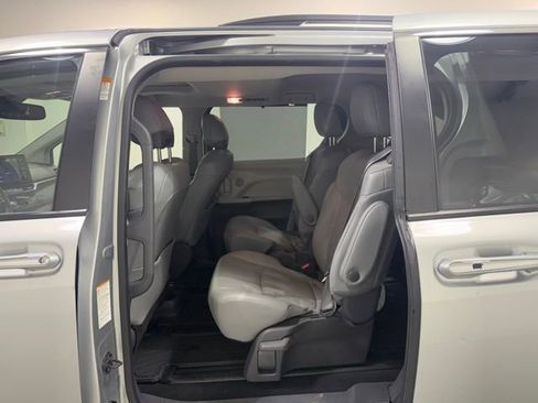 Used 2021 Toyota Sienna XLE image 24