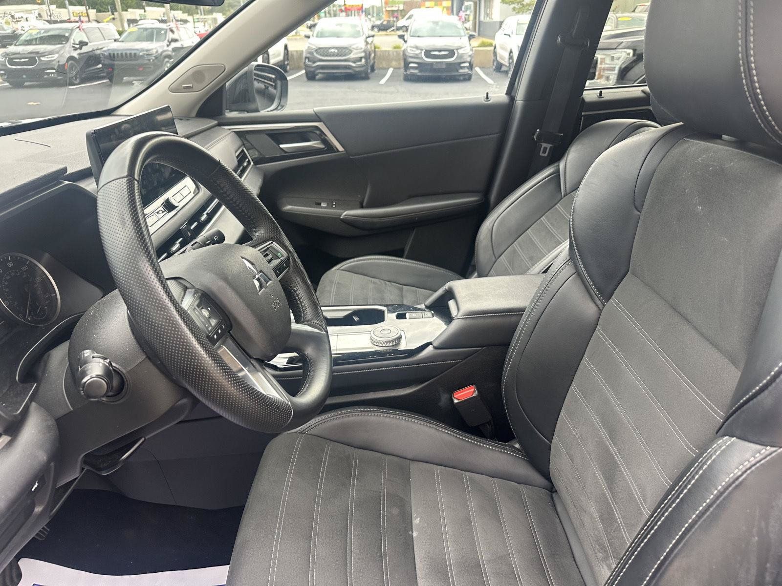 Used 2025 Mitsubishi Outlander AWD image 19