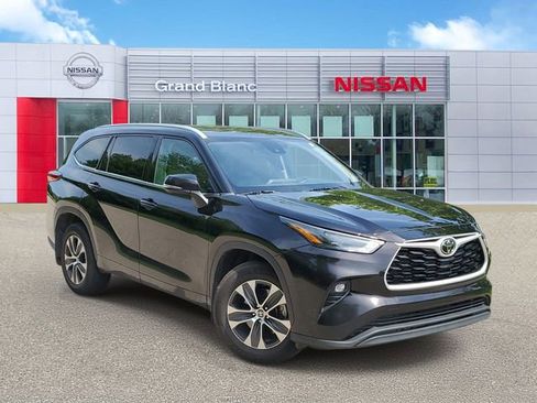 Used 2022 Toyota Highlander XLE AWD/4WD image 1