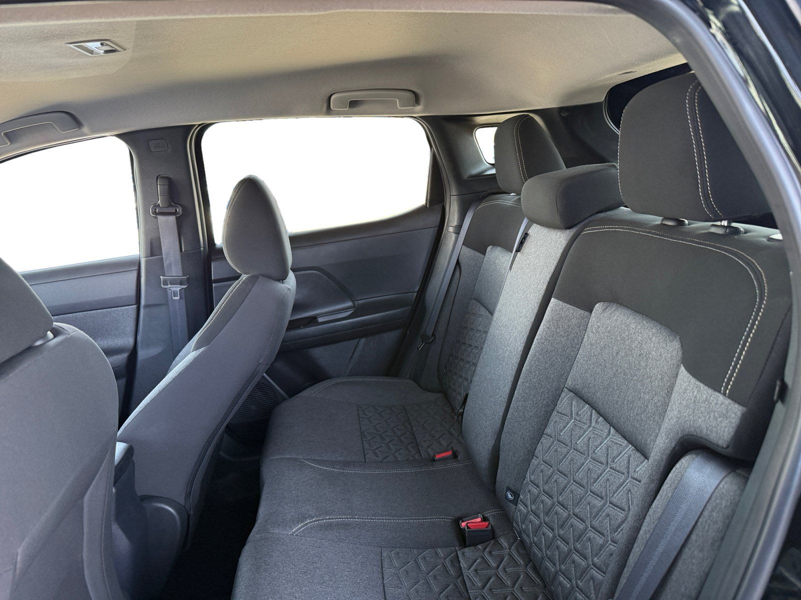 Used 2025 Nissan Kicks SV FWD image 11